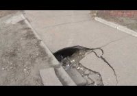 Крупная яма на тротуаре появилась по улице Зурабова в седьмом А микрорайоне