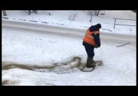 Сотрудники автоинспекции и коммунальщики Прибайкалья ликвидируют опасные снежные горки