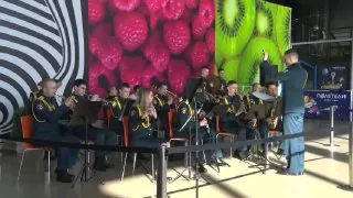 Необычное поздравление с Днём защитника Отечества ждало ангарских мужчин в холле ТРЦ «Фестиваль».