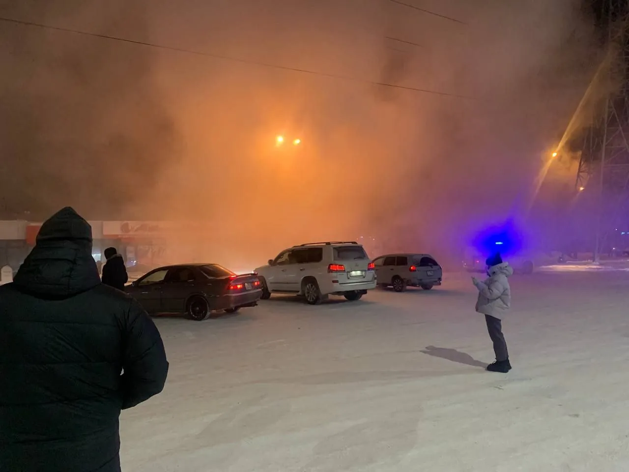 Пожар возник в торговом центре «Автомир», расположенном на улице Чайковского. На месте происшествия работают экстренные службы.