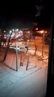 Очевидцы в соцсетях делятся кадрами пожара, который разгорается все сильнее и похоже приходит от павильонов на основное здание.