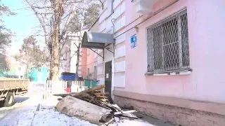 Из-за лопнувшей трубы оказался затопленным подъезд двухэтажного дома в сорок седьмом квартале, затем провалился пол.