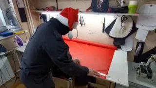 Дед Мороз специального назначения стал гостем одного из центров помощи детям.