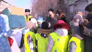 Акцию «Ёлочка ГАИ» провели полицейские и школьники в Ангарске в рамках профилактической операции «Безопасные каникулы».