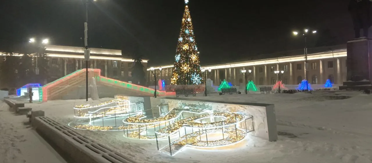 Ветер уронил новогодний декор на площади Ветер уронил новогодний декор на площади