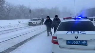 Практически ежедневно сотрудники Госавтоинспекции Иркутской области во время аномальных холодов оказывают необходимую помощь водителям.