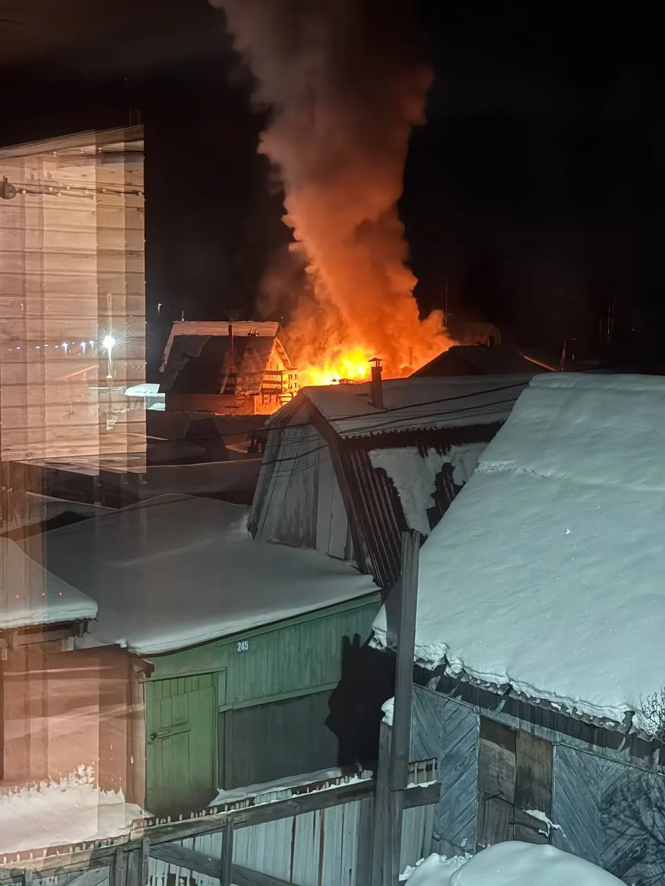 СНТ «Расцвет»: около 7 утра загорелась баня на одном из участков. Как сообщают очевидцы, для тушения пожара прибыло три пожарных расчёта. Проезд спецтехники к месту пожара был затруднён узкими проездами в садоводстве.