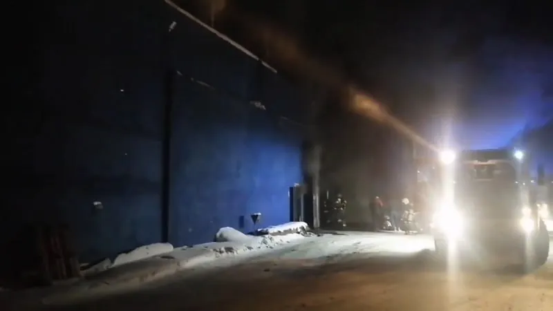 Правоохранители проводят проверку по факту пожара в гаражном боксе в мкр. Новый-4. В строении находились автобусы. Сообщение о возгорании поступило в 05:31. На ликвидацию пожара привлекались 37 сотрудников МЧС и 9 единиц техники. Погибших нет, травмирован 1 человек.