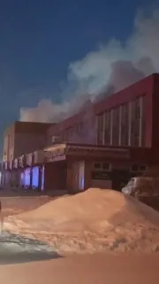 Под утро пожар здания Автомира был потушен. Здание еще дымится, вокруг очень много замерзшей воды и сильный гололед.