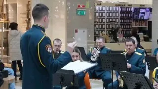 Неожиданный праздник устроили военнослужащие Росгвардии в одном из крупных торговых центров.