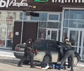 В Ангарске был пресечен канал сбыта синтетического наркотика, известного как «слоновий транквилизатор». Правоохранительные органы получили информацию о работе интернет-магазина, который занимался продажей наркотиков в Иркутской области и Ангарске. В ходе оперативных действий полицейские выявили главного подозреваемого, его сообщницу и курьера, после чего они были задержаны с помощью бойцов Росгвардии.