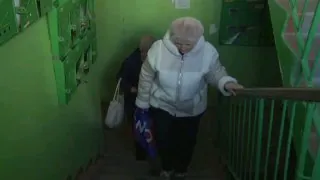 Жильцы шестнадцатого дома в двадцать девятом микрорайоне почти три месяца вынуждены ходить пешком на верхние этажи, потому что лифт не работает с 31 декабря.