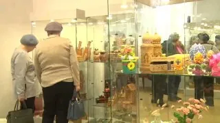 Выставка шкатулок проходит в Художественном центре городского музея.