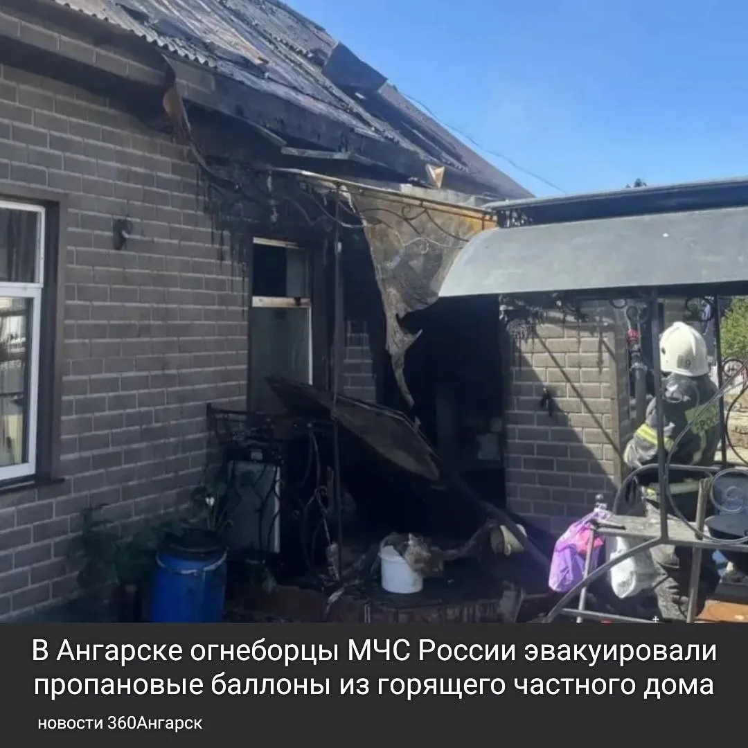 В Ангарске огнеборцы МЧС России эвакуировали пропановые баллоны из горящего частного дома.