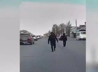 В Приангарье задержали мотоциклиста, который разбил ногами лобовое стекло автомобиля после ДТП и скрылся с места происшествия.