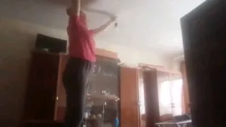 На стенах грибок, а с крыши в квартиру бежит вода — с такими жалобами в нашу редакцию обратилась жительница 251 квартала.