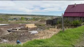 От зловонной свалки около домов задыхаются жители улицы Набережной в Усолье-Сибирском, в числе которых многодетные семьи и участники СВО.