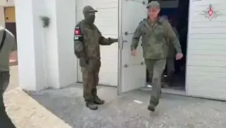 Трое военнослужащих из Иркутской области вернулись домой после пребывания в украинском плену.
