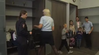 Около двадцати комплектов школьных наборов получили дети из малообеспеченных семей в рамках благотворительной акции «Собери ребёнка в школу», которую традиционно проводят сотрудники ангарской полиции вместе с членами Общественного совета при УМВД.