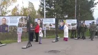 Уникальная выставка под названием «Герои Ангарска» открылась на площадке перед набережной города.