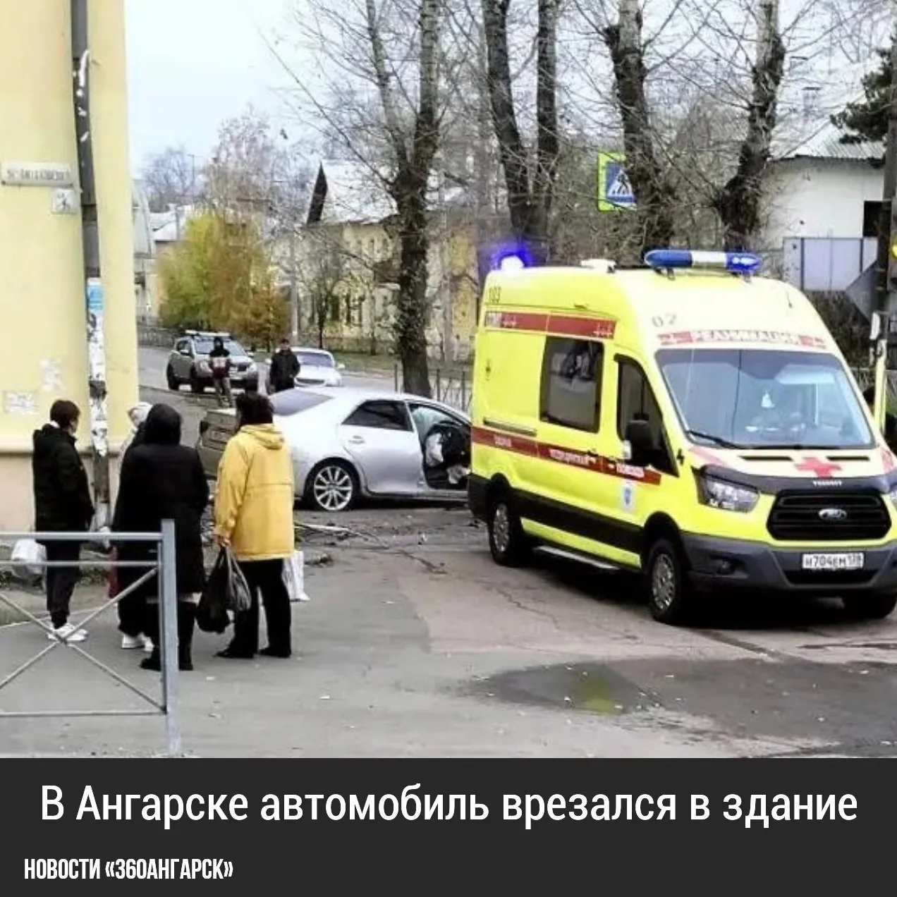 В Ангарске автомобиль врезался в здание.
